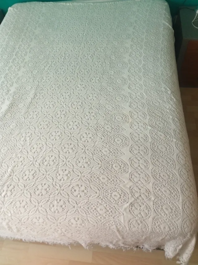 Colcha blanca de tela con diseño