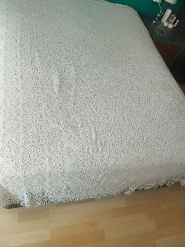 Colcha blanca de tela con diseño