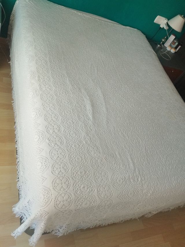 Colcha blanca de tela con diseño