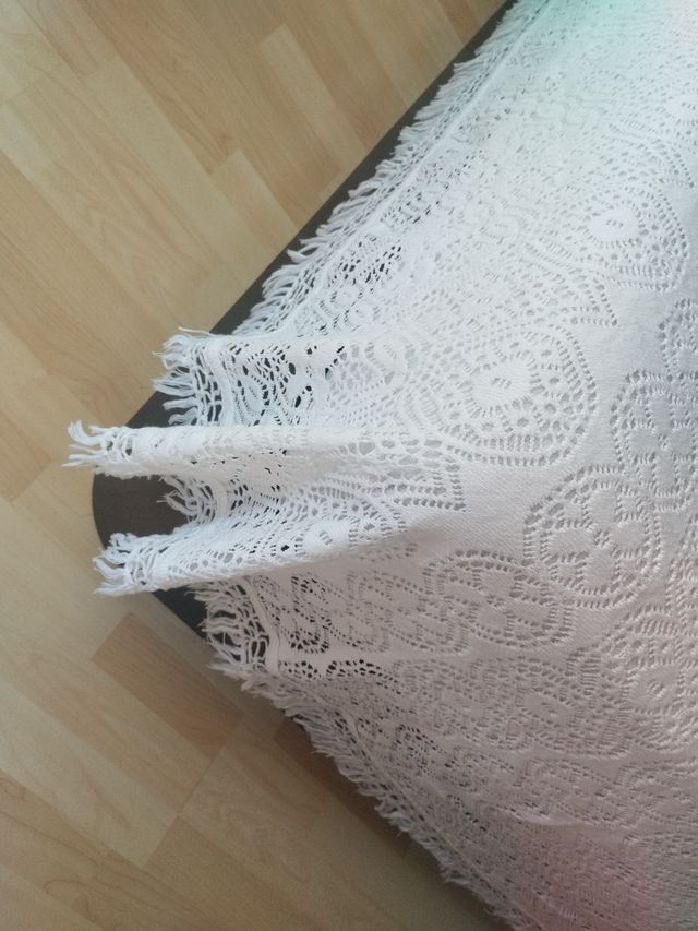 Colcha blanca de tela con diseño