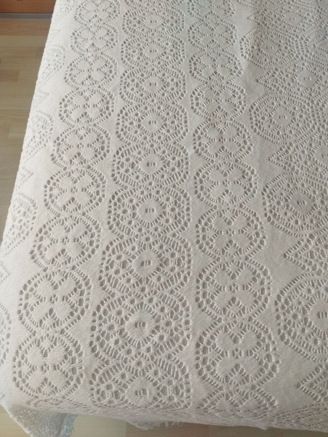 Colcha blanca de tela con diseño