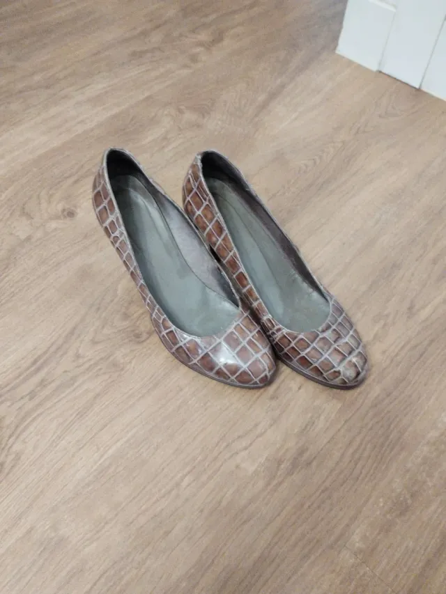 Zapatos de charol marrones para mujer