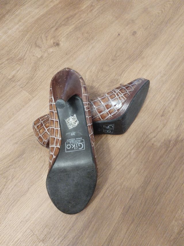 Zapatos de charol marrones para mujer