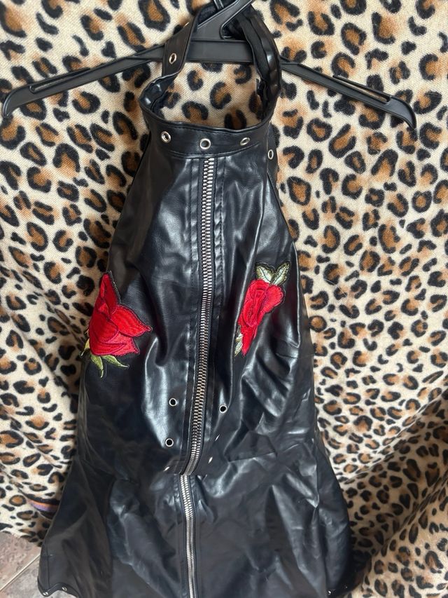 Vestido polipiel negro con rosas rojas