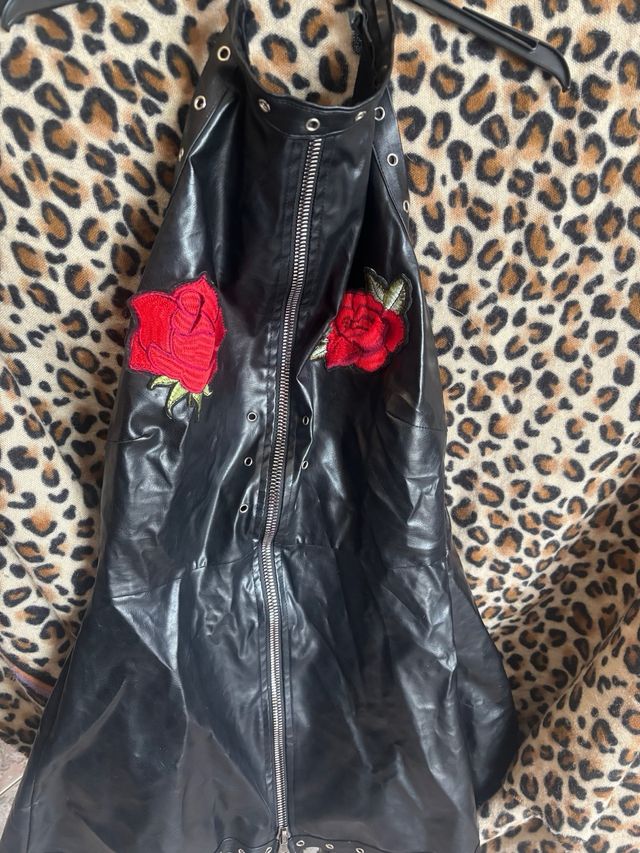 Vestido polipiel negro con rosas rojas