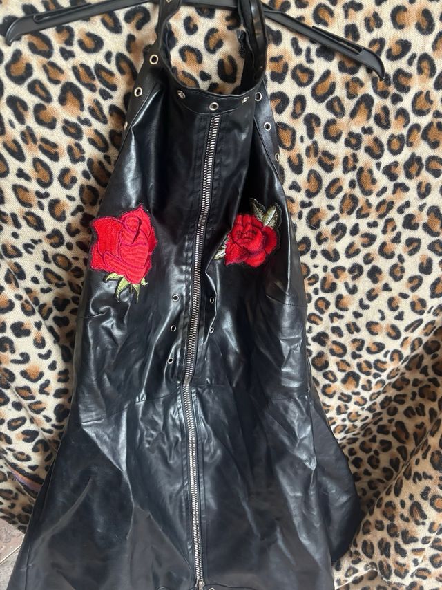 Vestido polipiel negro con rosas rojas