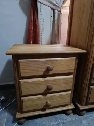Cómoda y mesitas de noche de madera
