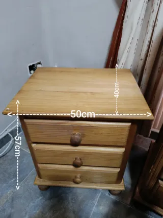 Cómoda y mesitas de noche de madera