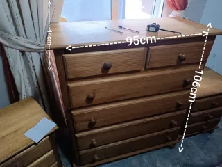 Cómoda y mesitas de noche de madera