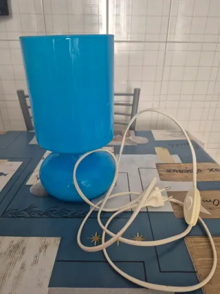 Lampada da tavolo blu in vetro