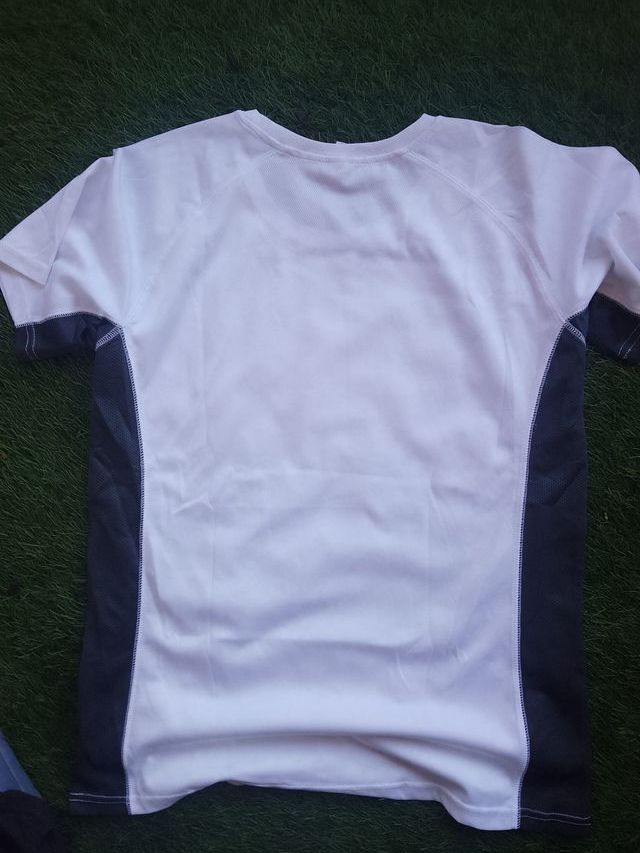 Camisetas deportivas blancas y negras