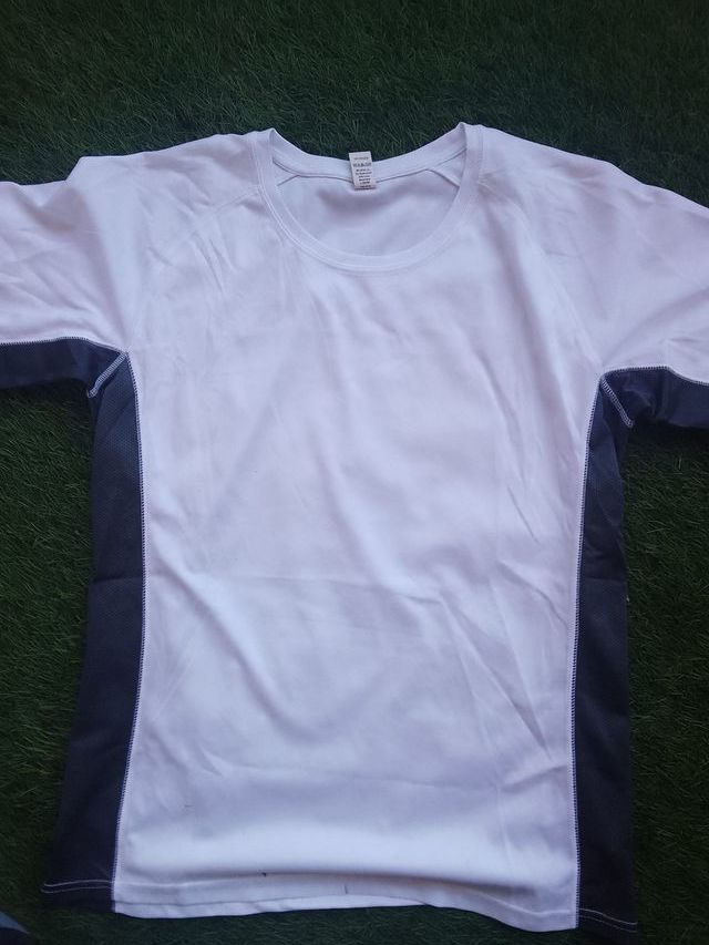 Camisetas deportivas blancas y negras
