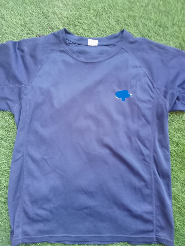 Camisetas deportivas blancas y negras