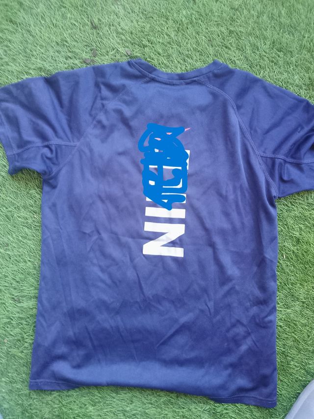 Camisetas deportivas blancas y negras