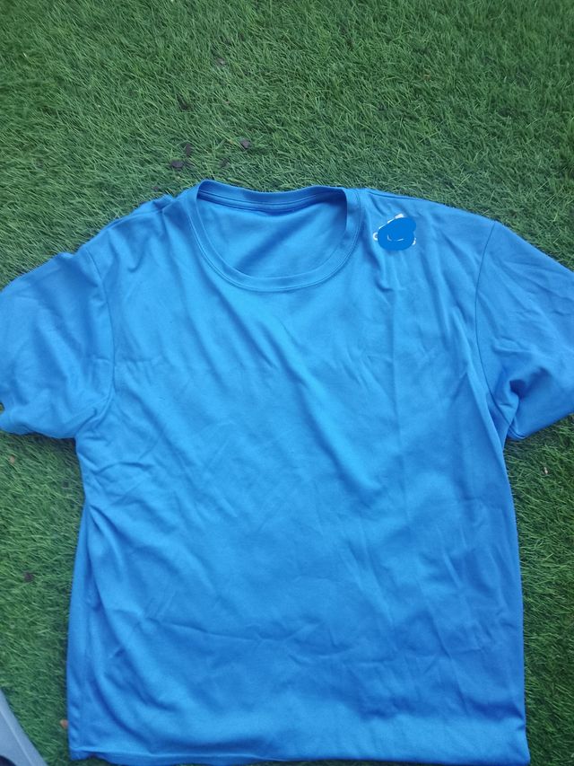 Camisetas deportivas blancas y negras