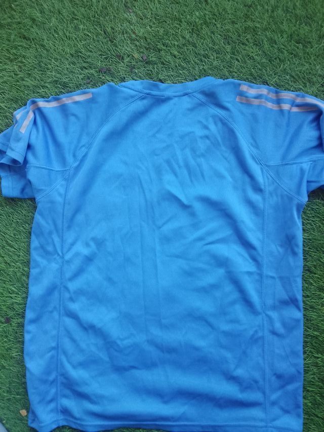 Camisetas deportivas blancas y negras