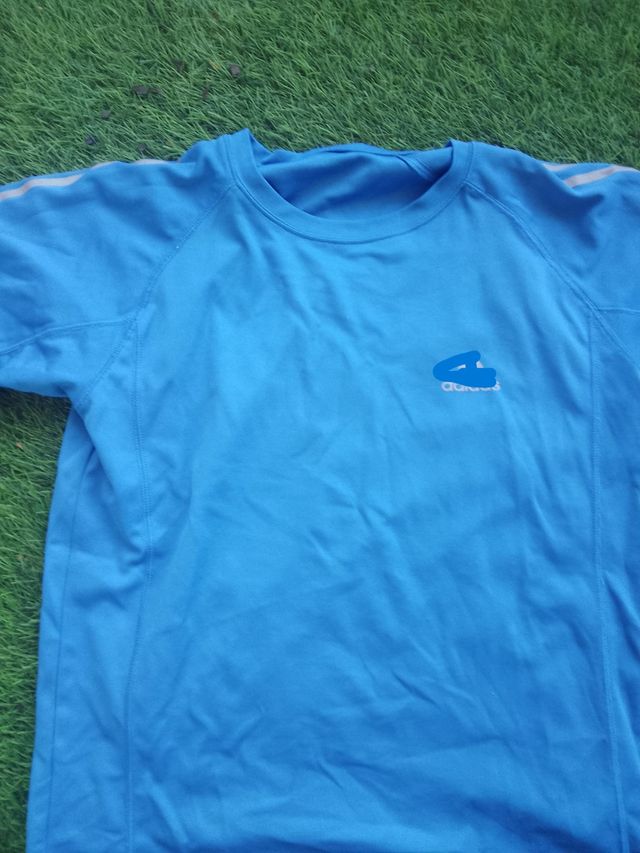 Camisetas deportivas blancas y negras