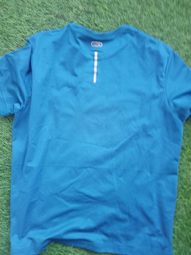 Camisetas deportivas blancas y negras