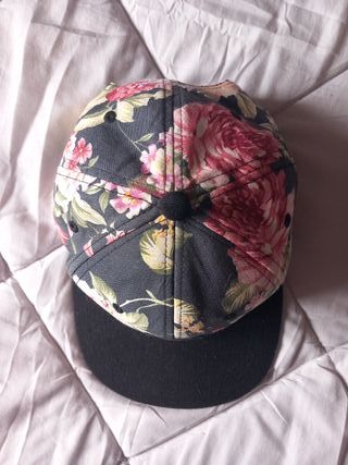 Gorra WRUNG floral negra y multicolor