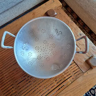 Grande scolapasta vintage in alluminio