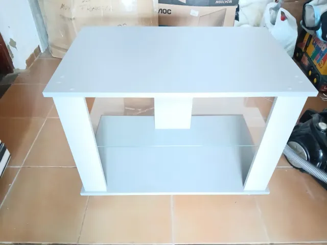 Mesa TV Blanca con Estante Cristal