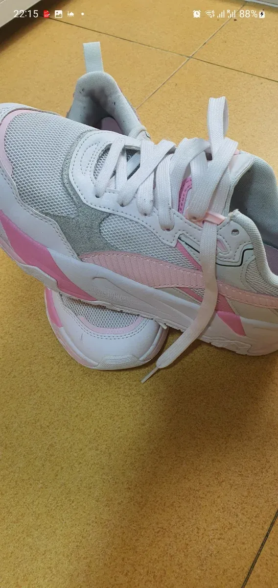 Zapatillas Puma Blancas y Rosas
