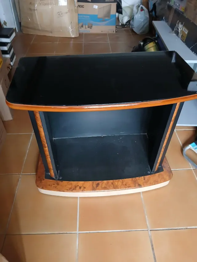 Mesa TV giratoria negra y madera