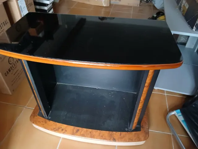 Mesa TV giratoria negra y madera
