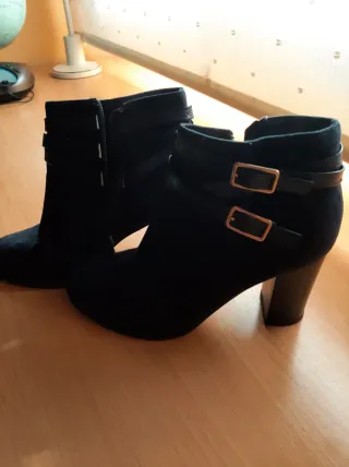 Botines azul marino con hebillas