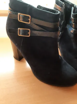 Botines azul marino con hebillas