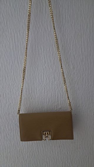 Bolso Tommy Hilfiger Beige Cadena Dorada
