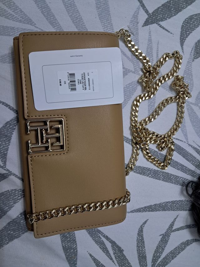 Bolso Tommy Hilfiger Beige Cadena Dorada
