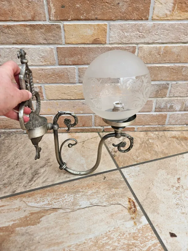 Aplique Plateado con tulipa globo