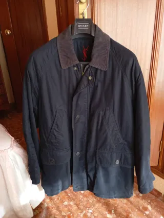 Abrigo de entretiempo de la marca Yves Saint Laure