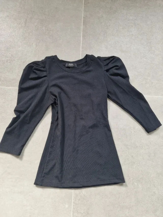 Camiseta Bershka negra manga abullonada