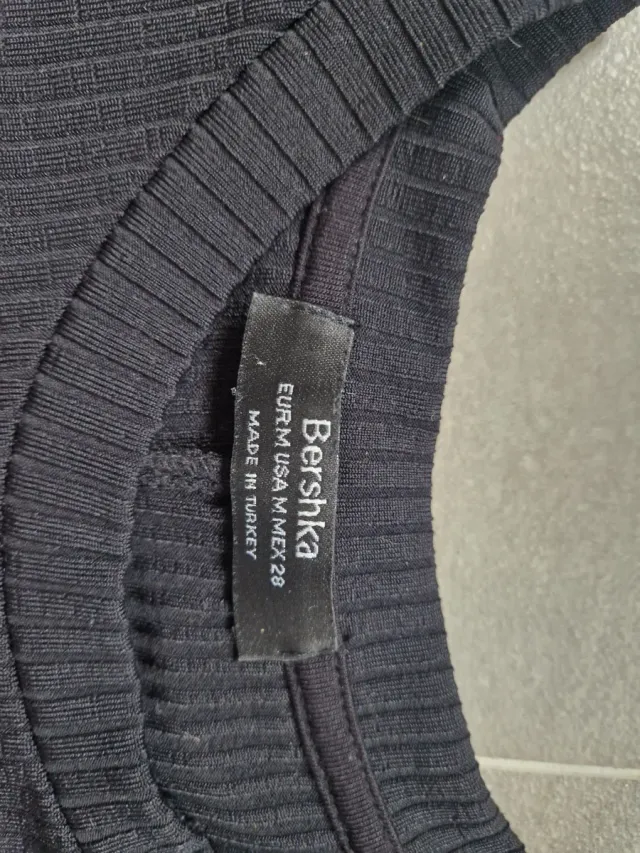 Camiseta Bershka negra manga abullonada