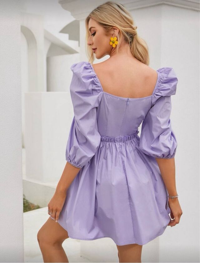 Vestido lila con mangas abullonadas