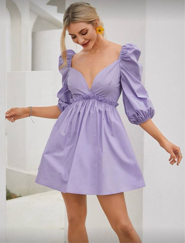 Vestido lila con mangas abullonadas