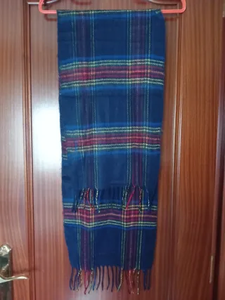 Bufanda de cuadros azul y rojo
