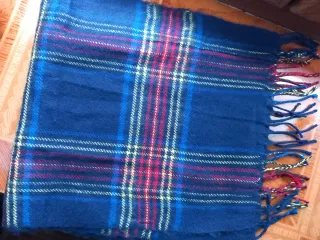 Bufanda de cuadros azul y rojo