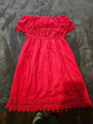 Abito rosso con pizzo