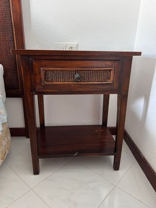 Confezione da 2 comodini in legno scuro con vimini