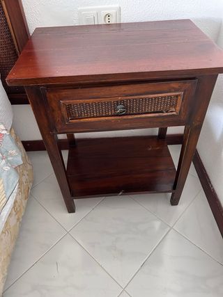 Confezione da 2 comodini in legno scuro con vimini