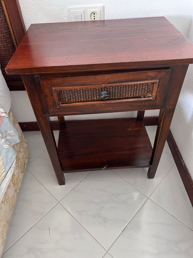 Confezione da 2 comodini in legno scuro con vimini