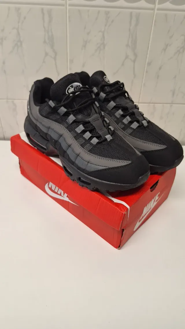 Zapatillas Nike Air Max 95 Negras y Grises