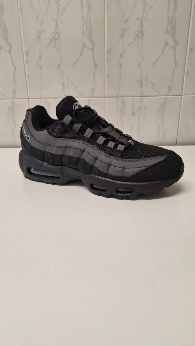Zapatillas Nike Air Max 95 Negras y Grises
