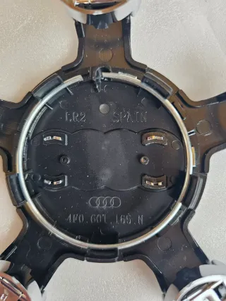 Tapacubos Audi 5 radios negro brillante