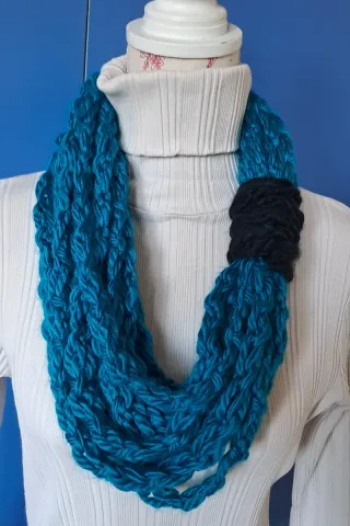 Scaldacollo/collana uncinetto blu e nero