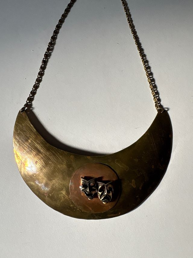 Collar latón vintage máscaras teatro