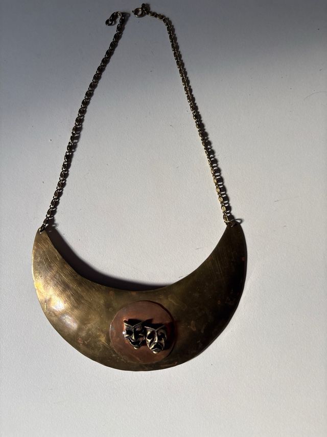 Collar latón vintage máscaras teatro